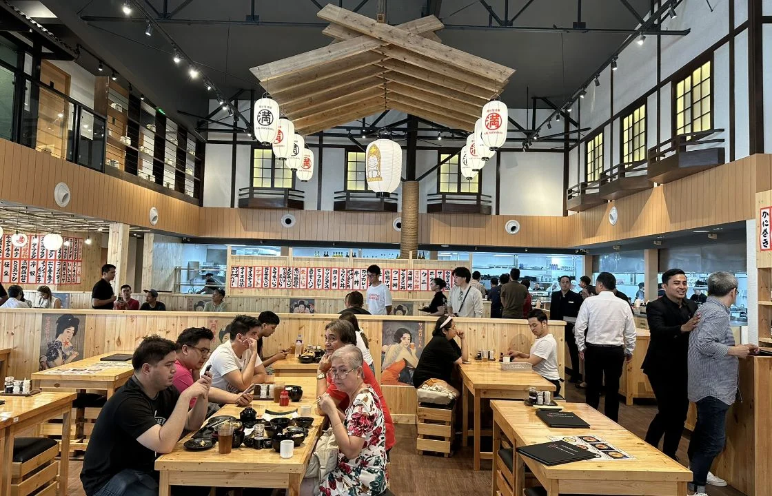 Interior of Yatai Izakaya Osaka MANMARU